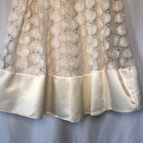 RYU cream and light gold layered crochet floral flared skirt. Size Small. - Picture 5 of 11